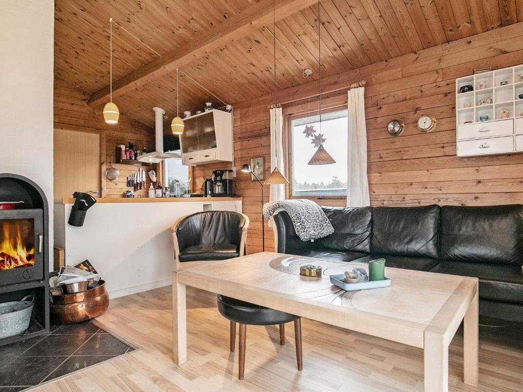 Three-Bedroom Holiday home in Hirtshals 4 photo 2