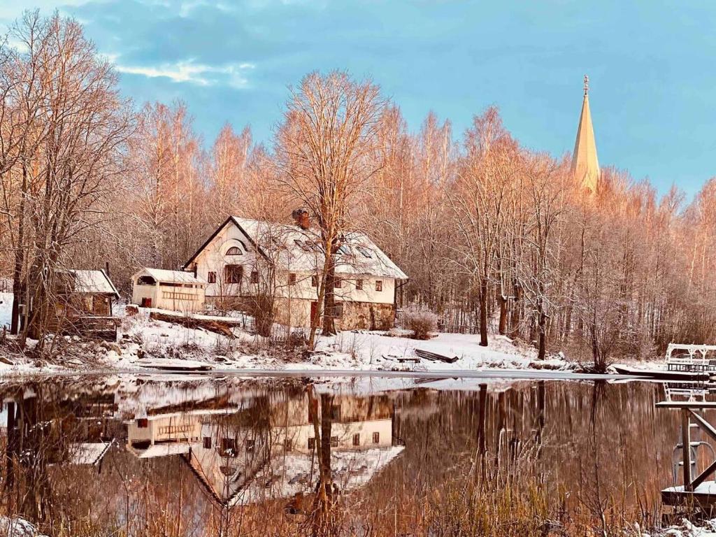 Romantic Cabin right on the lake with fire place photo 1