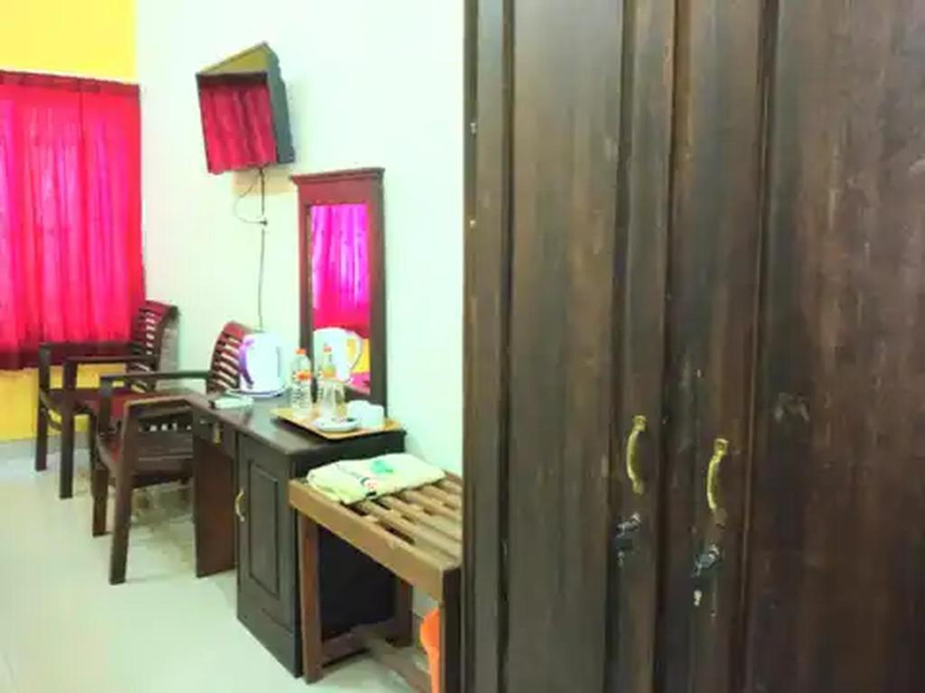 RedDoorz at Hotel Nuansa Ngawi - Tap to explore photos