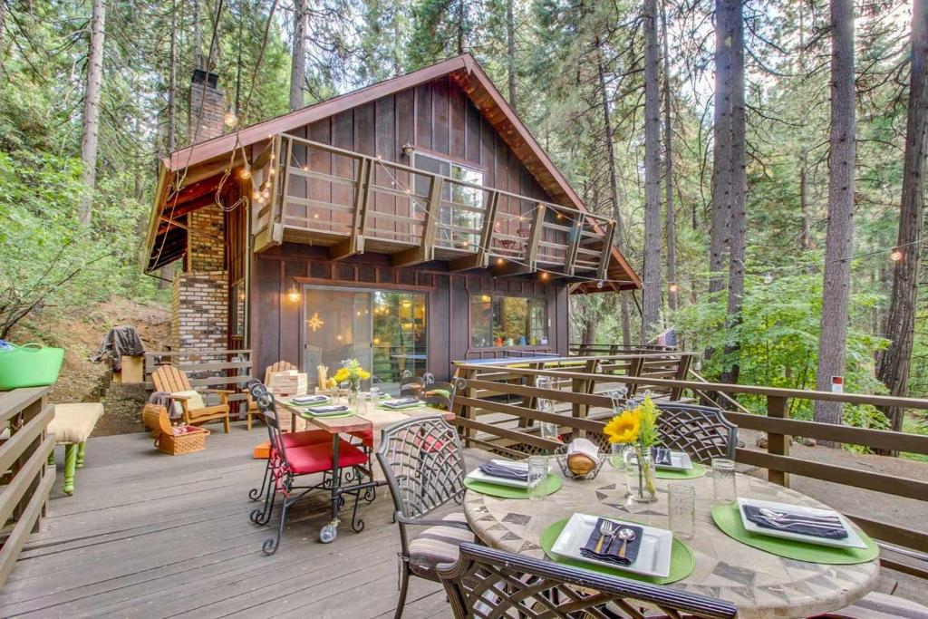 Peaceful and Wooded Arnold Cabin - Walk to Dtwn