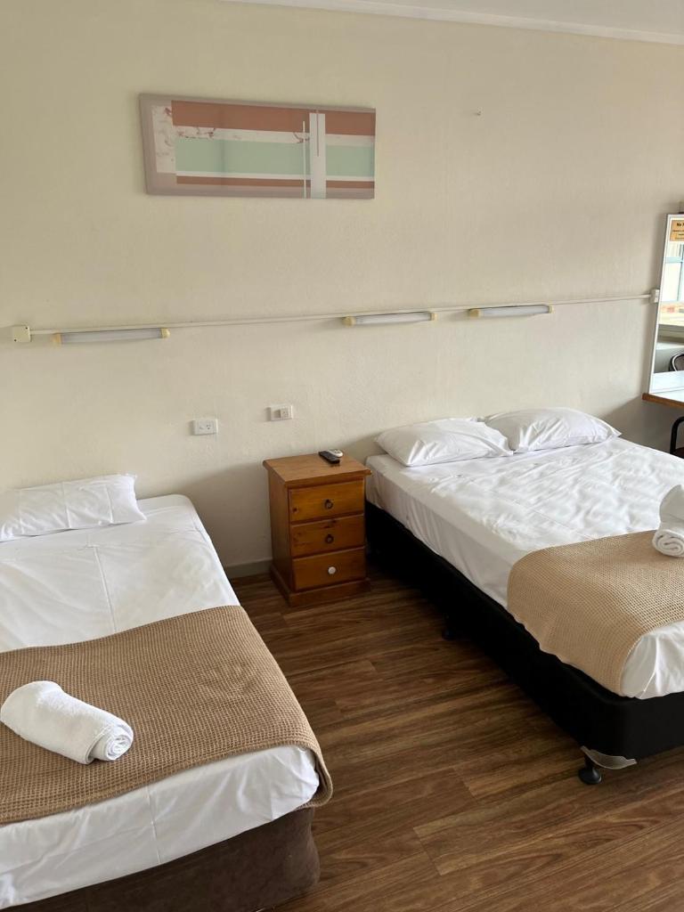 Crown Hotel Motel photo 2
