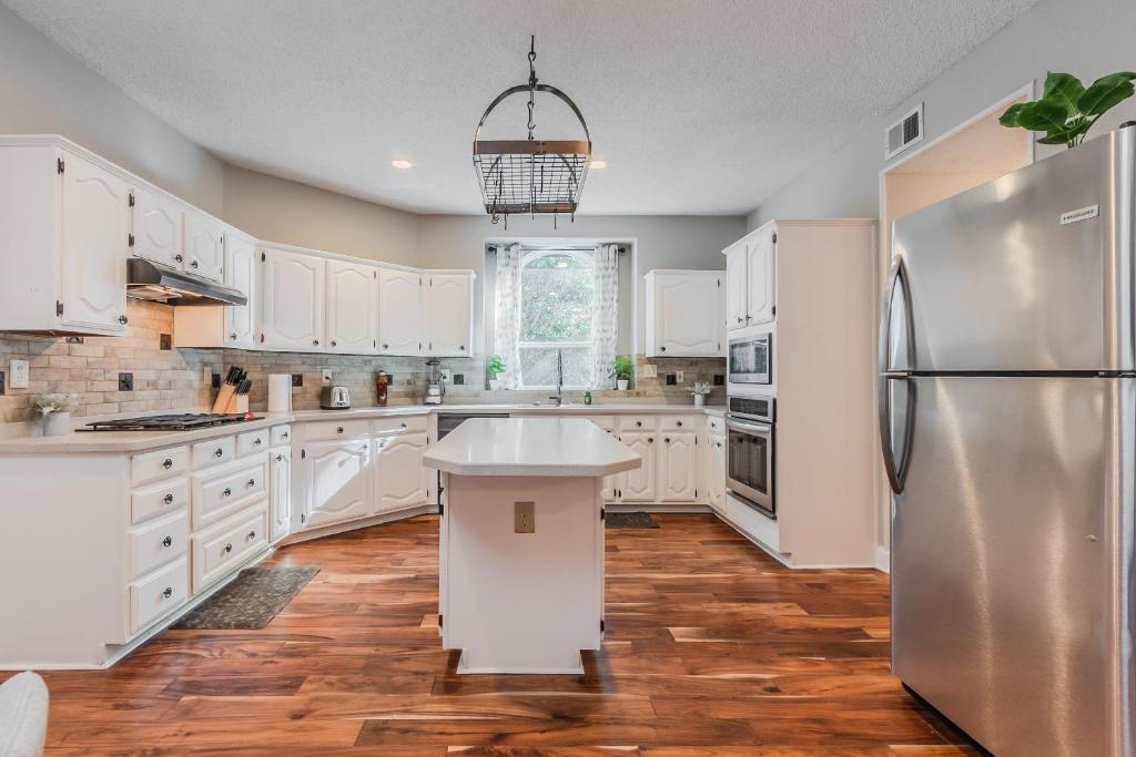 Discount Included! Stunning, Modern, Spacious Getaway fits any group, 2 game rooms, Hot tub home photo 4