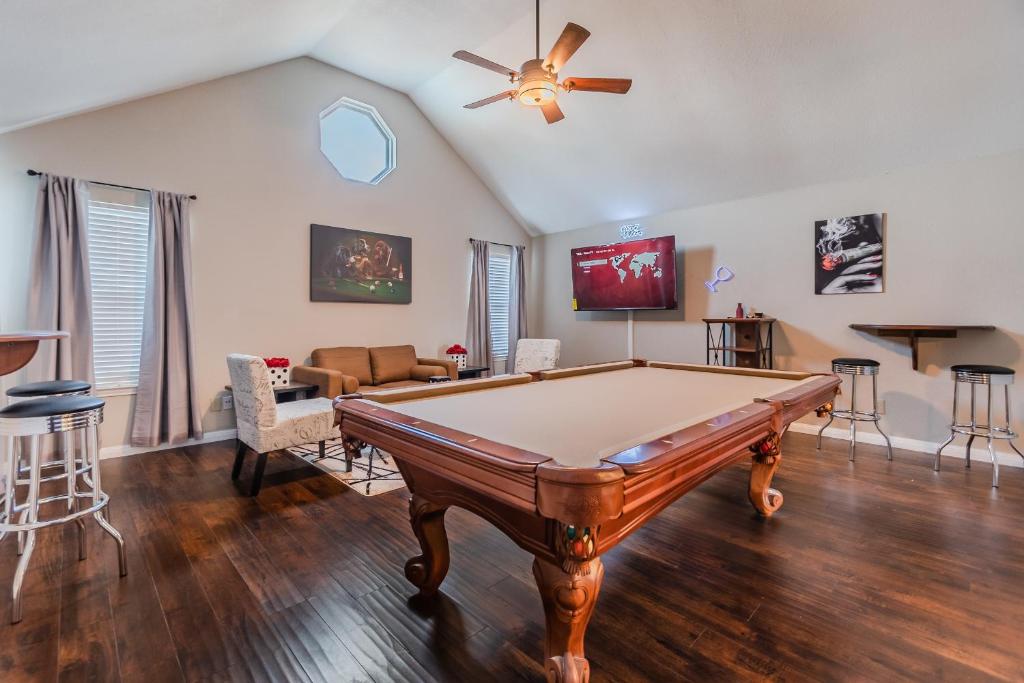 Discount Included! Stunning, Modern, Spacious Getaway fits any group, 2 game rooms, Hot tub home photo 2