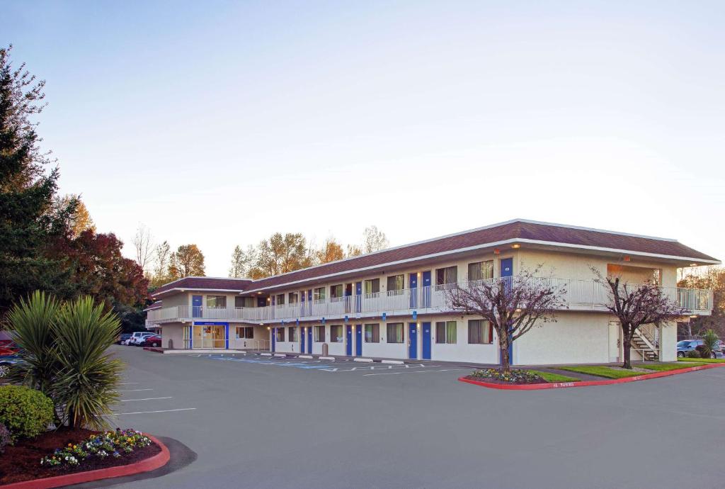 Motel 6 Troutdale, OR - Portland East image