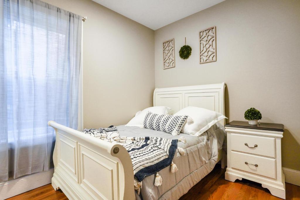 Modern 3BR 2BH Apt Near MGH photo 1