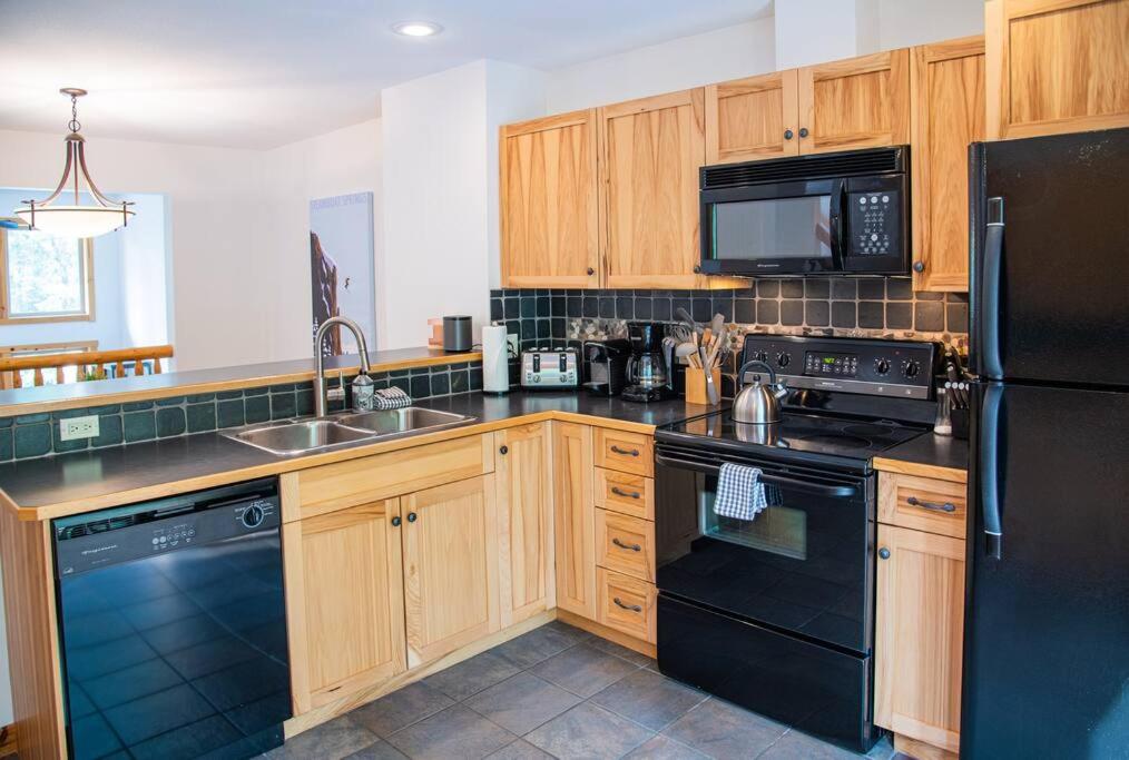 Cozy Mountain Retreat w/ Private Hot Tub photo 4
