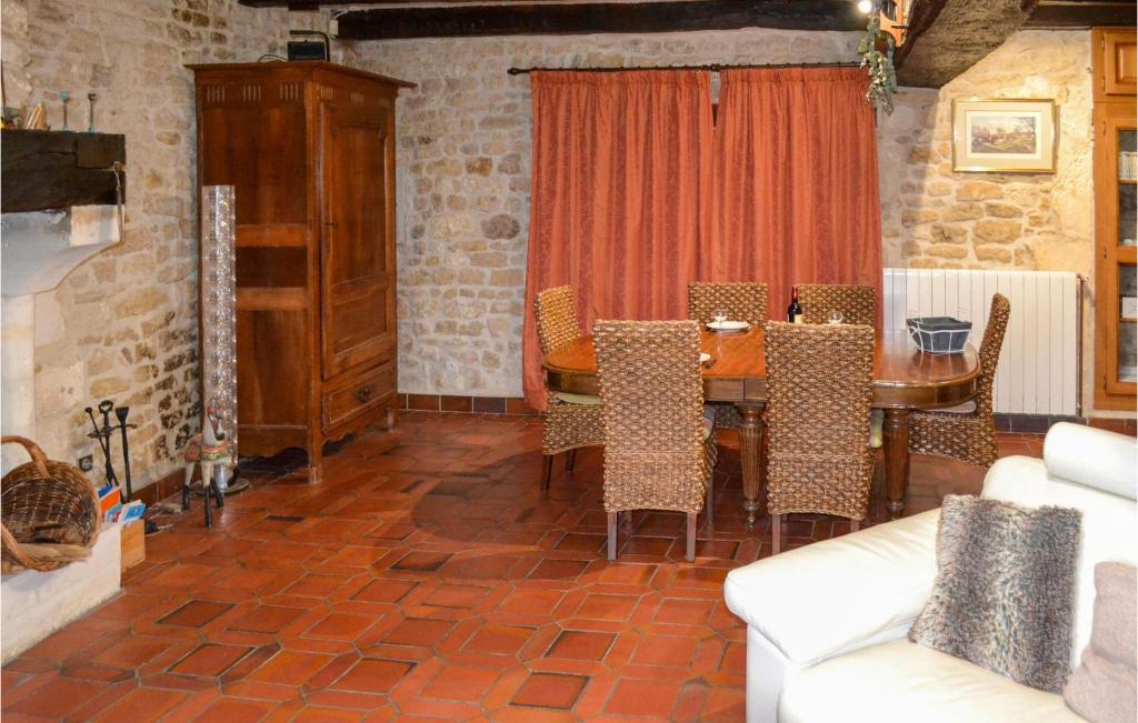 Amazing Home In Saint-jean-dangle With Wifi And 2 Bedrooms photo 4