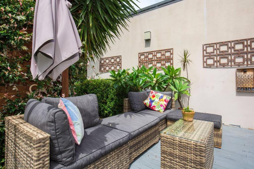 Swanway family holiday home - 15 min walk to beach, seconds to lake photo 2