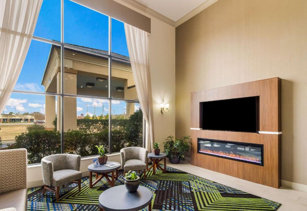 Clarion Pointe New Bern image