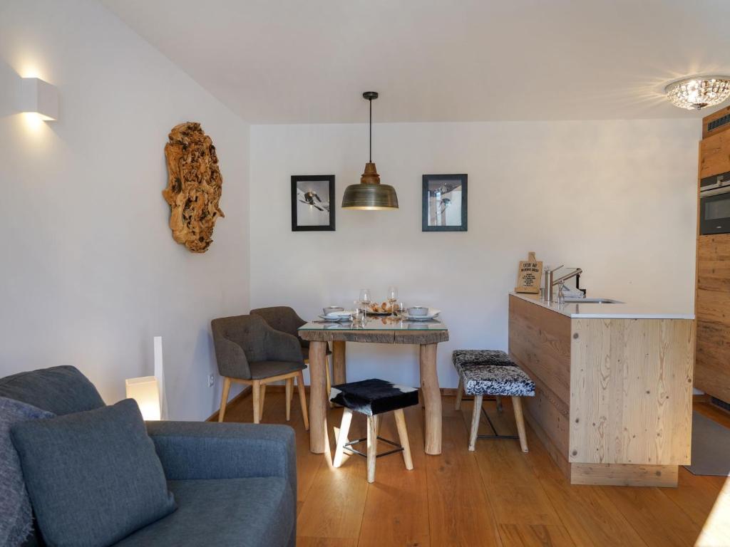 Apartment Chesa Palüdin 5 - Celerina by Interhome photo 1