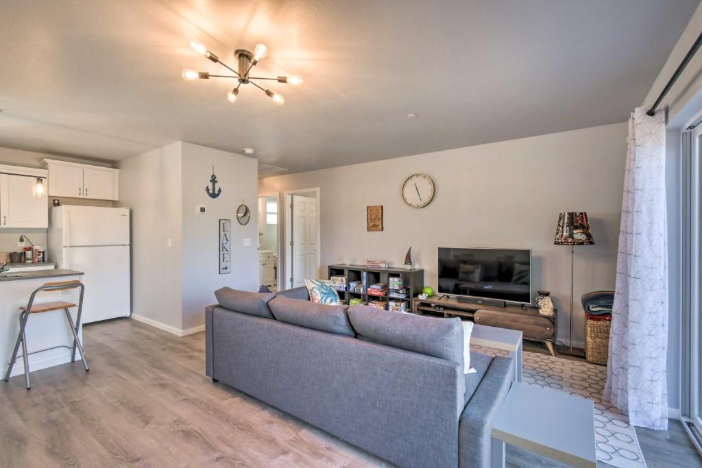 Canal Cottage Retreat with Dock and Waterfront Views photo 4