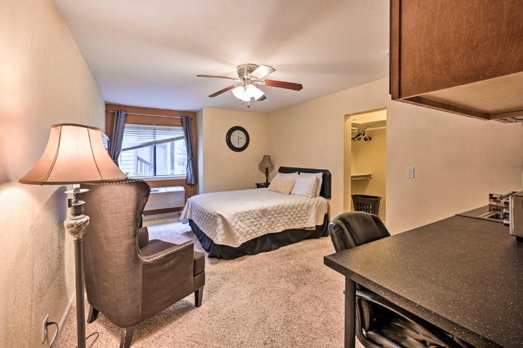 Studio with Kitchenette 2 Blocks to Light Rail photo 3