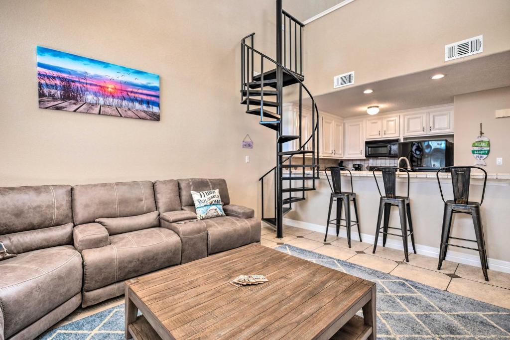 Idyllic Montgomery Condo with Pool and Lake View! photo 4