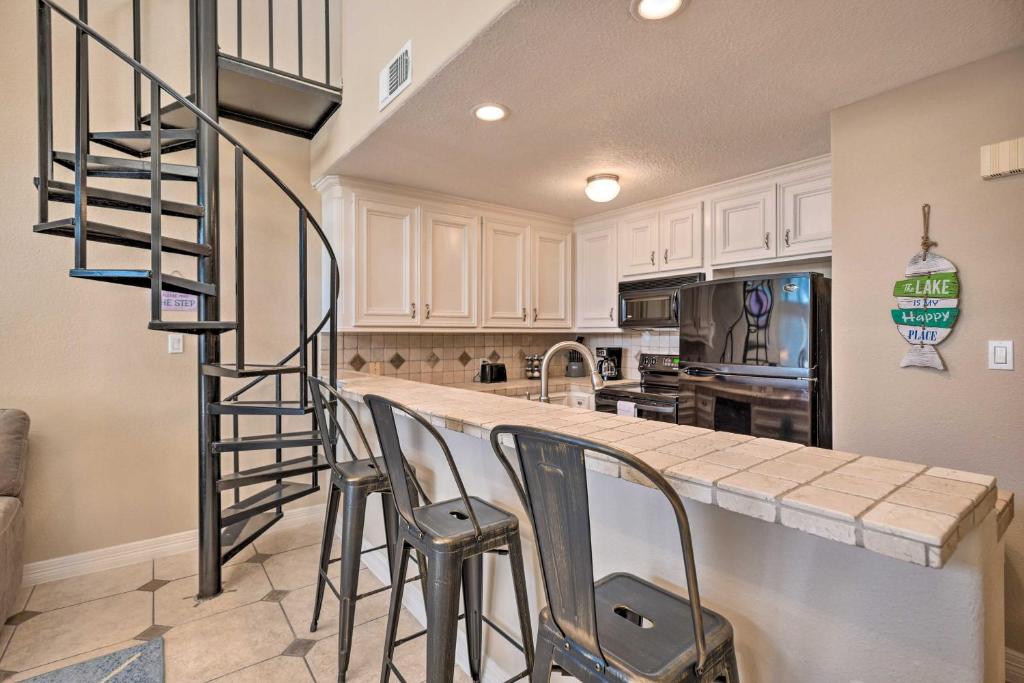Idyllic Montgomery Condo with Pool and Lake View! photo 1