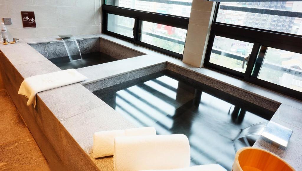 Hotel Royal Beitou - Tap to explore photos