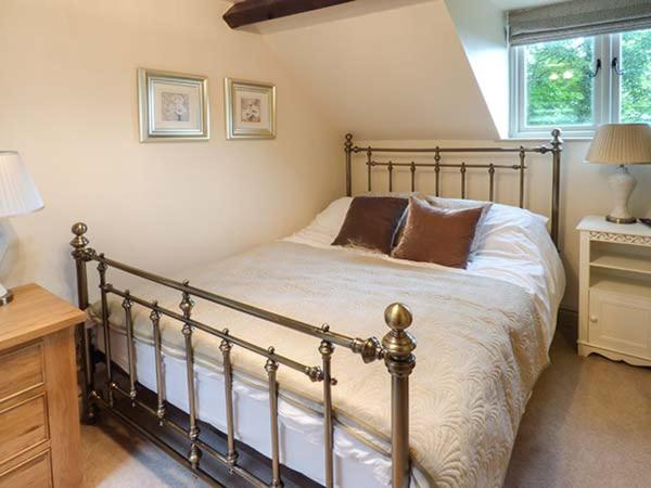 Honeypot Cottage - Tap to explore photos