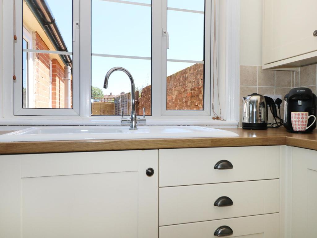 New Park Farm Cottage - Tap to explore photos