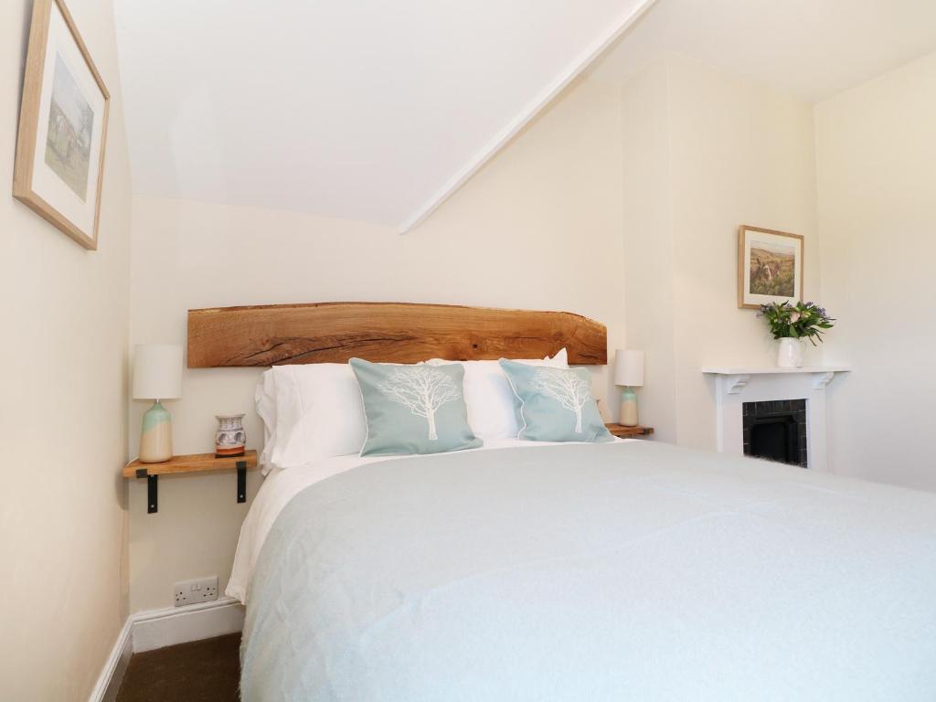 New Park Farm Cottage - Tap to explore photos