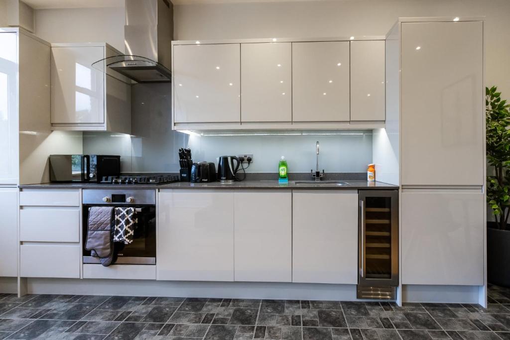 Thorpe Road 1 Bed Apartment with Parking - Tap to explore photos