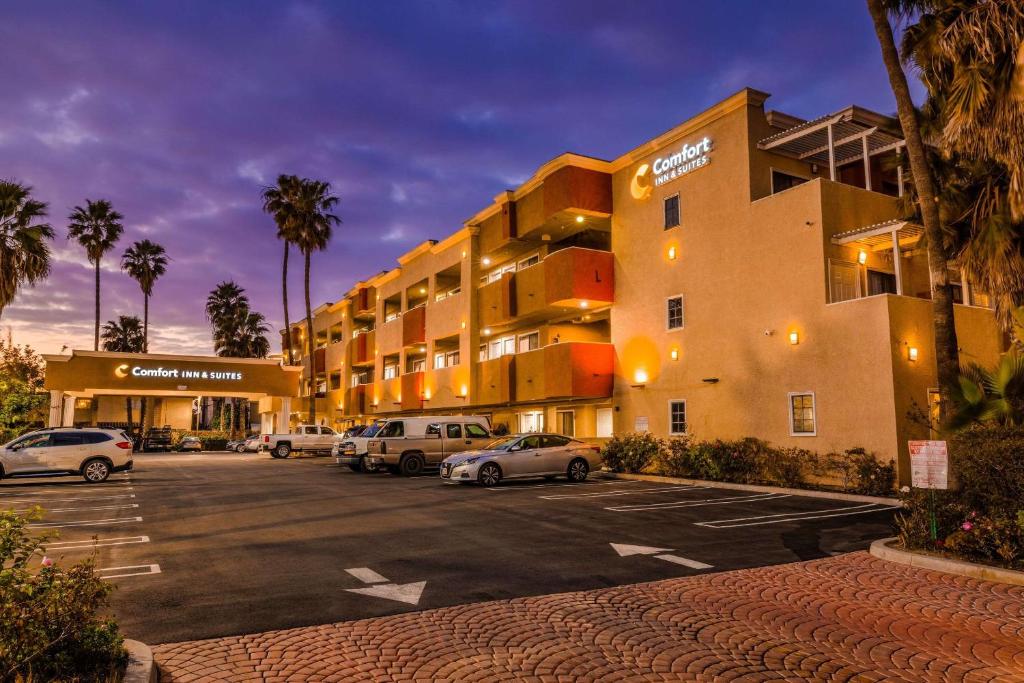 Comfort Inn & Suites Huntington Beach image