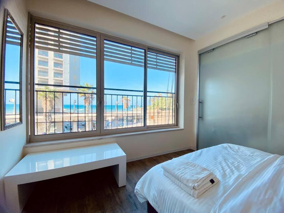 White Gordon Beach Apartment photo 1