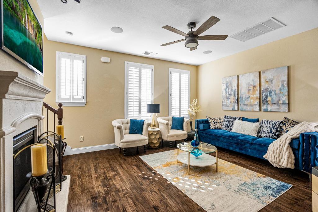 Luxury & Highly furnished upscale w Patio & Garage photo 3