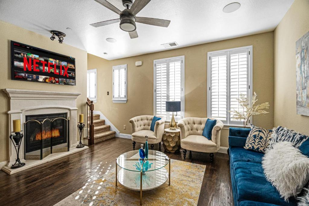 Luxury & Highly furnished upscale w Patio & Garage image