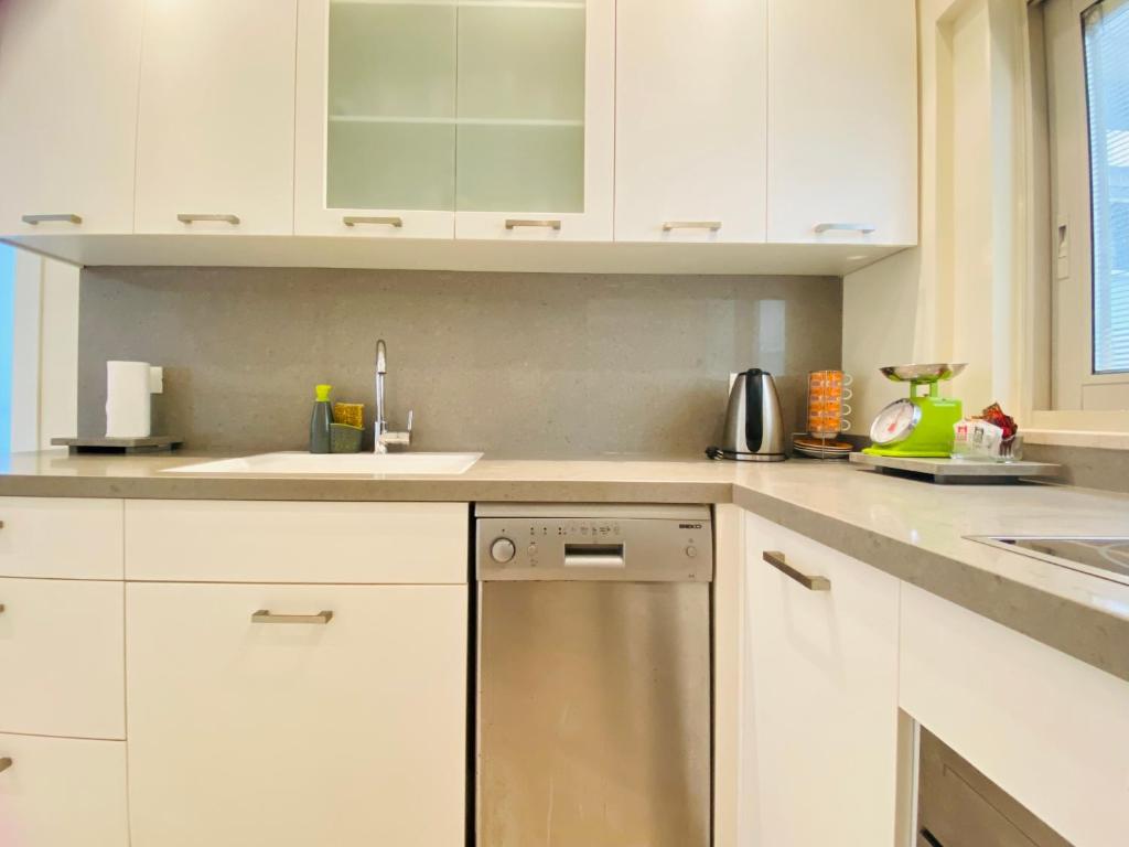 White Gordon Beach Apartment photo 2