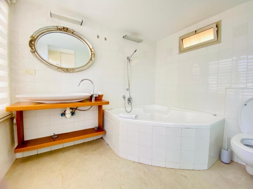 White Gordon Beach Apartment photo 3