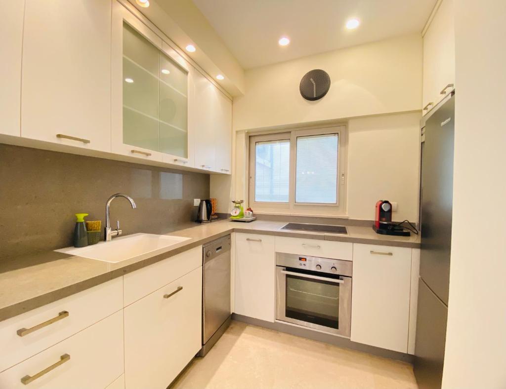 White Gordon Beach Apartment photo 4