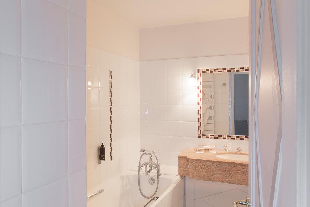 Двухместный (Двухместный номер Делюкс с 1 кроватью и видом на Париж), Hôtel Brighton - Esprit de France