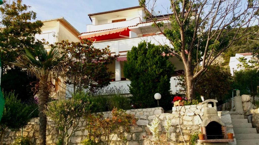 House Meri photo 1