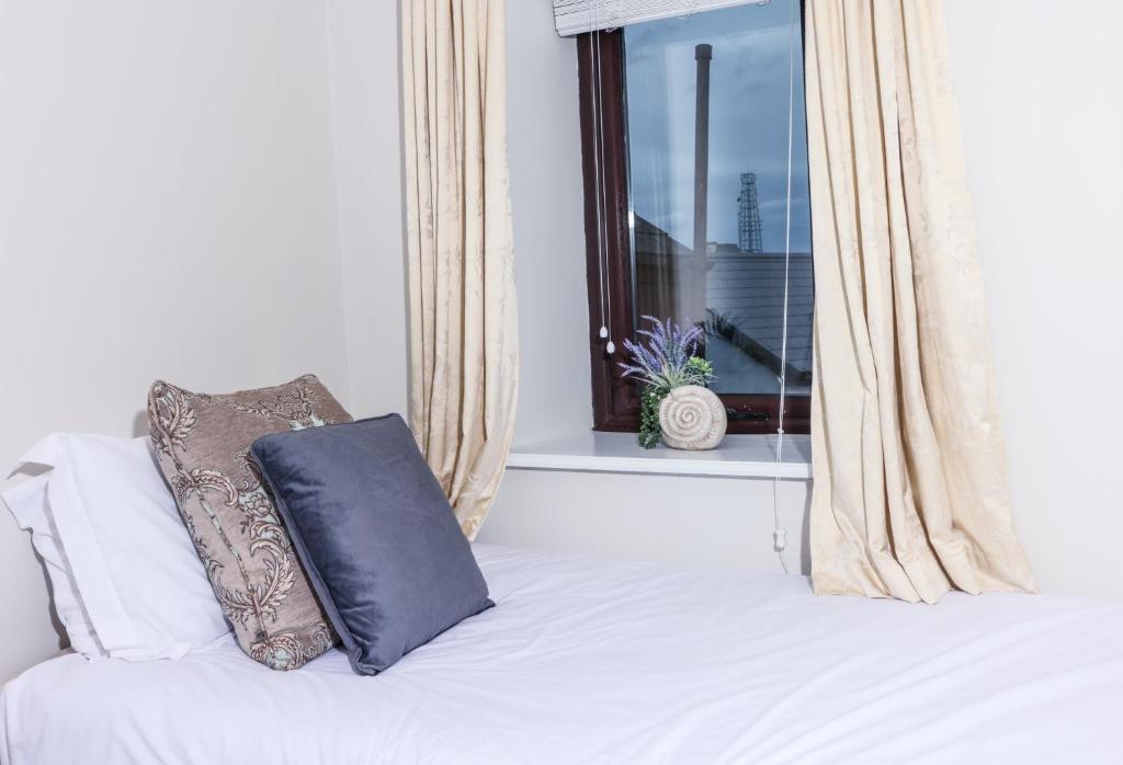 Bright 3bed sleeps 9 with secret garden 5min walk to town photo 2