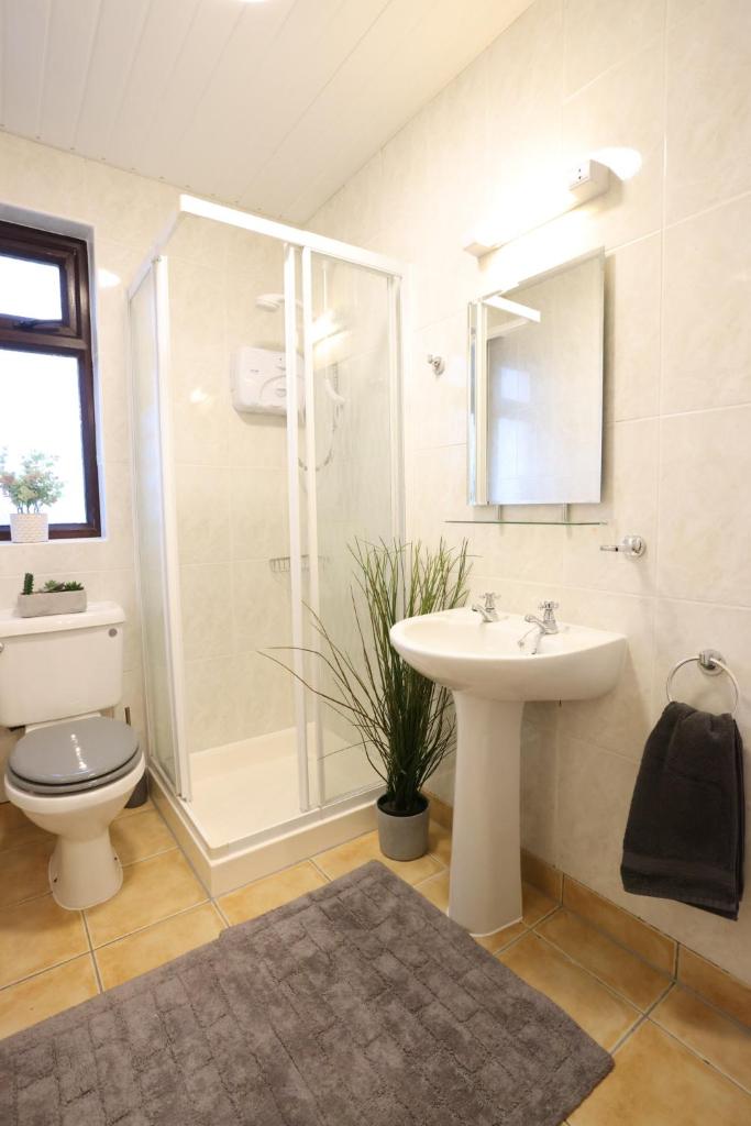 Bright 3bed sleeps 9 with secret garden 5min walk to town photo 4