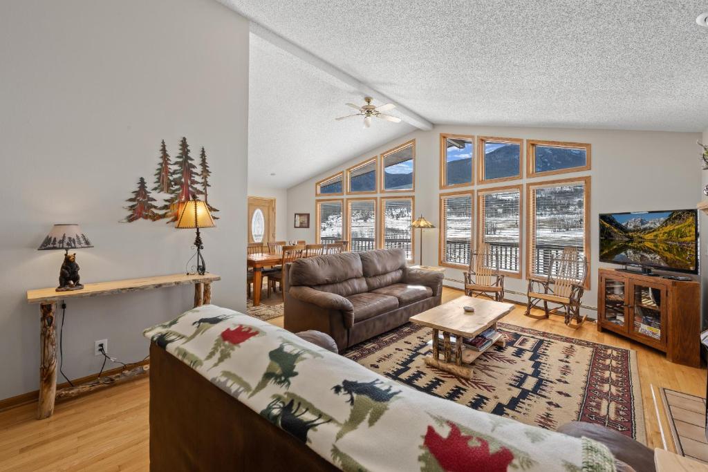 Lily Mountain Lodge - Amazing Mountains Views, Private Hot Tub, Great Location image