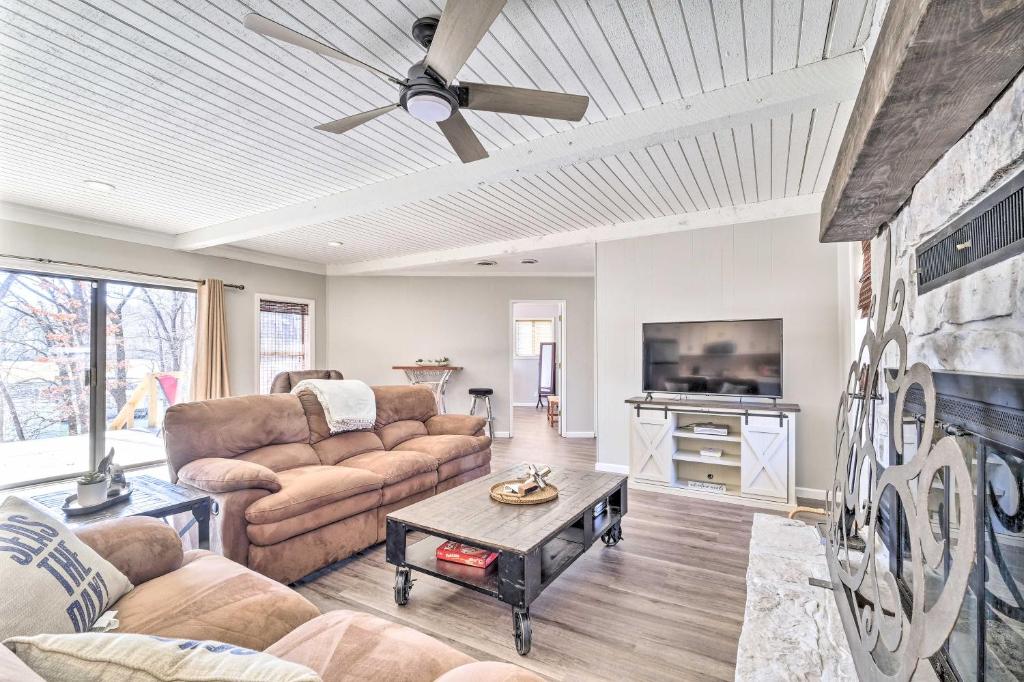 Updated Cottage with Private Dock and Lake Access!