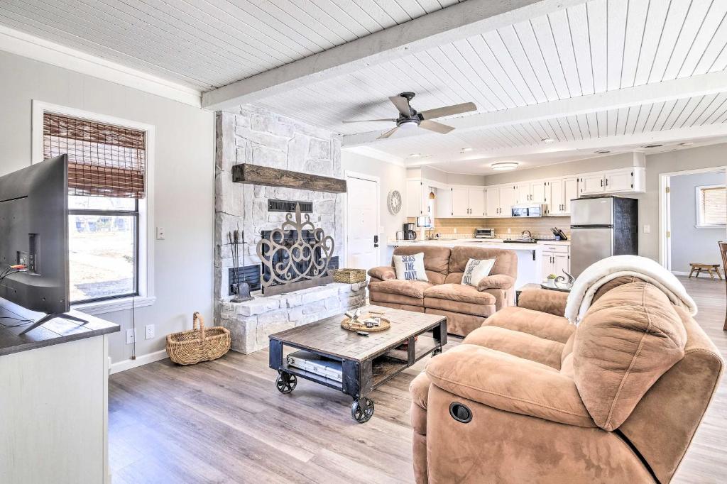 Updated Cottage with Private Dock and Lake Access! photo 4