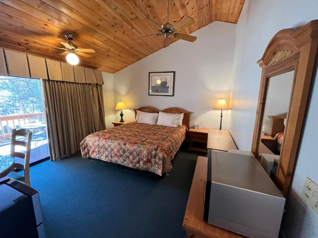 Whispering Pines Lodge photo 3