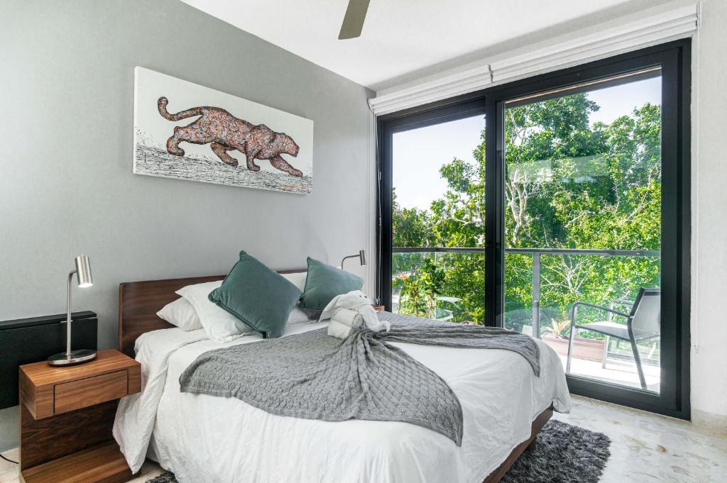 Luxury Condo with Gym & BEACH Club & PGA golf photo 2
