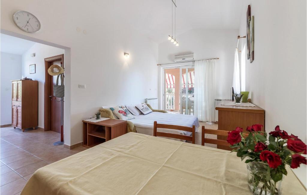 Awesome Apartment In Vodnjan With 1 Bedrooms And Wifi photo 3