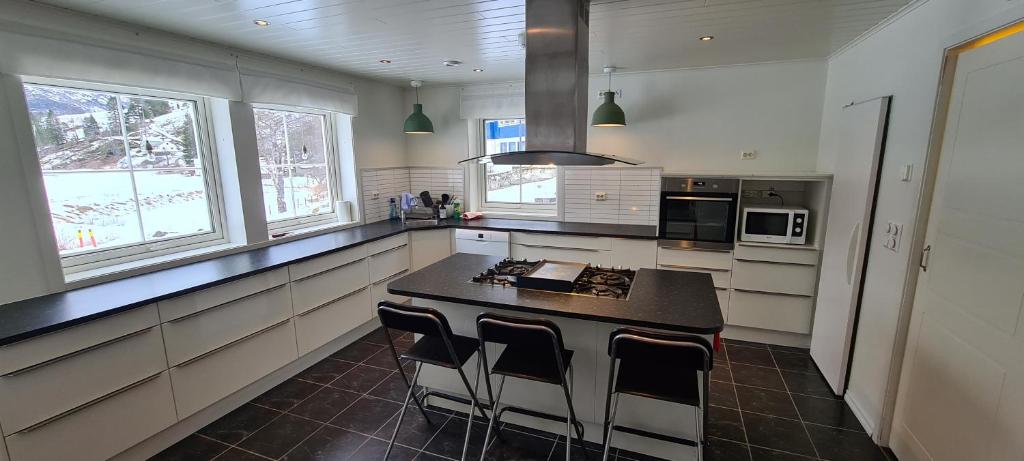 Cheerful 4-bedroom home with fireplace, 1,5km from Flåm center photo 2