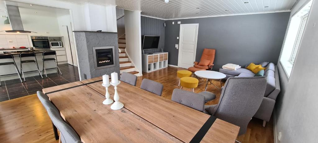 Cheerful 4-bedroom home with fireplace, 1,5km from Flåm center photo 1