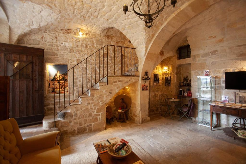 Case-grotte degli Avi, esperienza abitativa in grotta