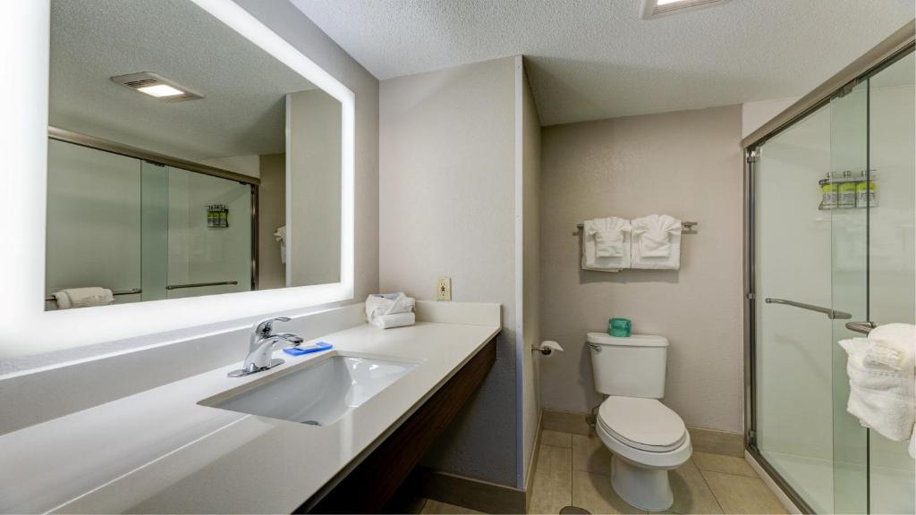 Holiday Inn Express Hotel & Suites Ashtabula-Geneva by IHG - Tap to explore photos
