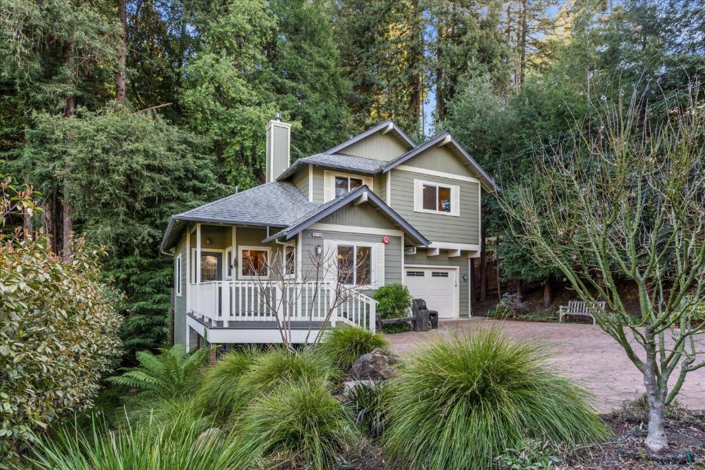 Lazy Bear Lodge Hot Tub Dog Friendly BBQ Grill Forest Views photo 1