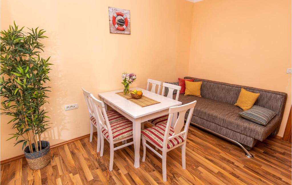 Amazing Apartment In Podstrana With 2 Bedrooms And Wifi photo 3
