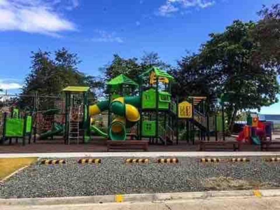 Spacious Condo w/ pool, FREE HIGHSPEED wifi and near Mactan Airport photo 4
