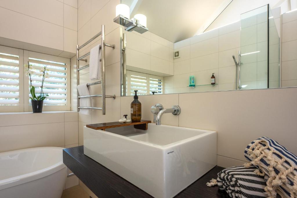 Waiheke Beachfront Apartment photo 2