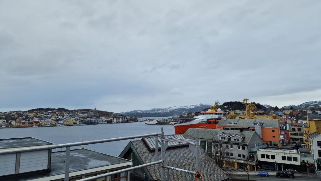 Lovely 2-bedroom loft with panoramic view. photo 2