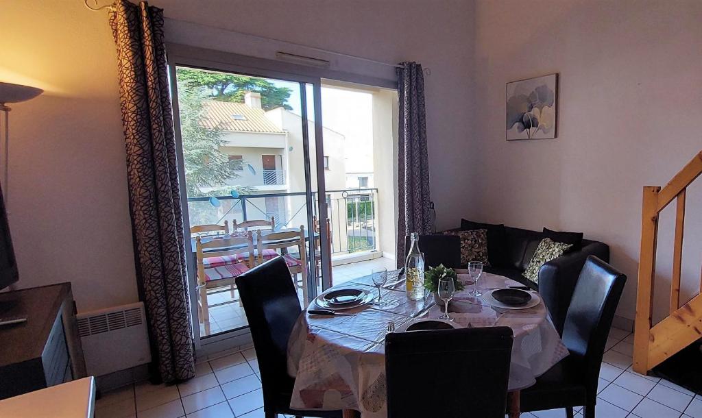 APPARTEMENT AU CALME AVEC PISCINE ET PARKING dans résidence securisée photo 1